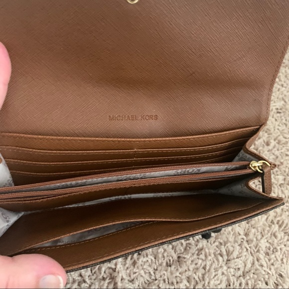 Michael Kors Fulton Wallet - Picture 3 of 4